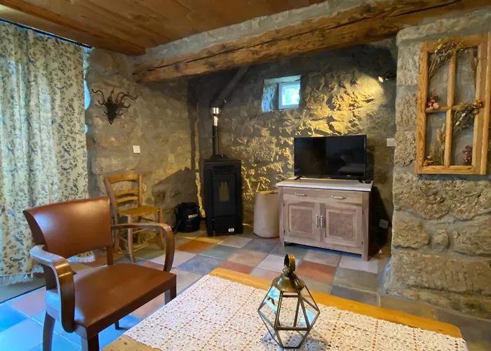 La Borie Maisonnette De Charme En Pierres 80m2 Holiday home Chenereilles